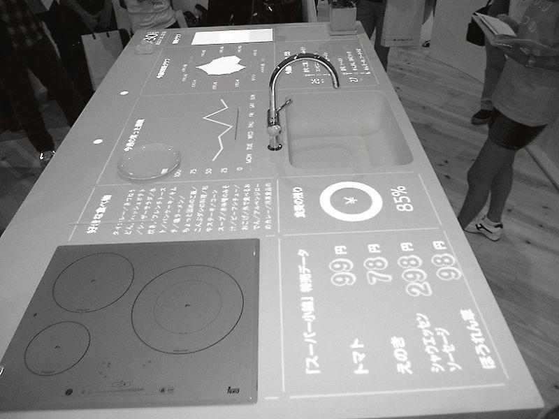 人気料理のレシピなどを表示して、作り方を指示するキッチンがあるツクル空間