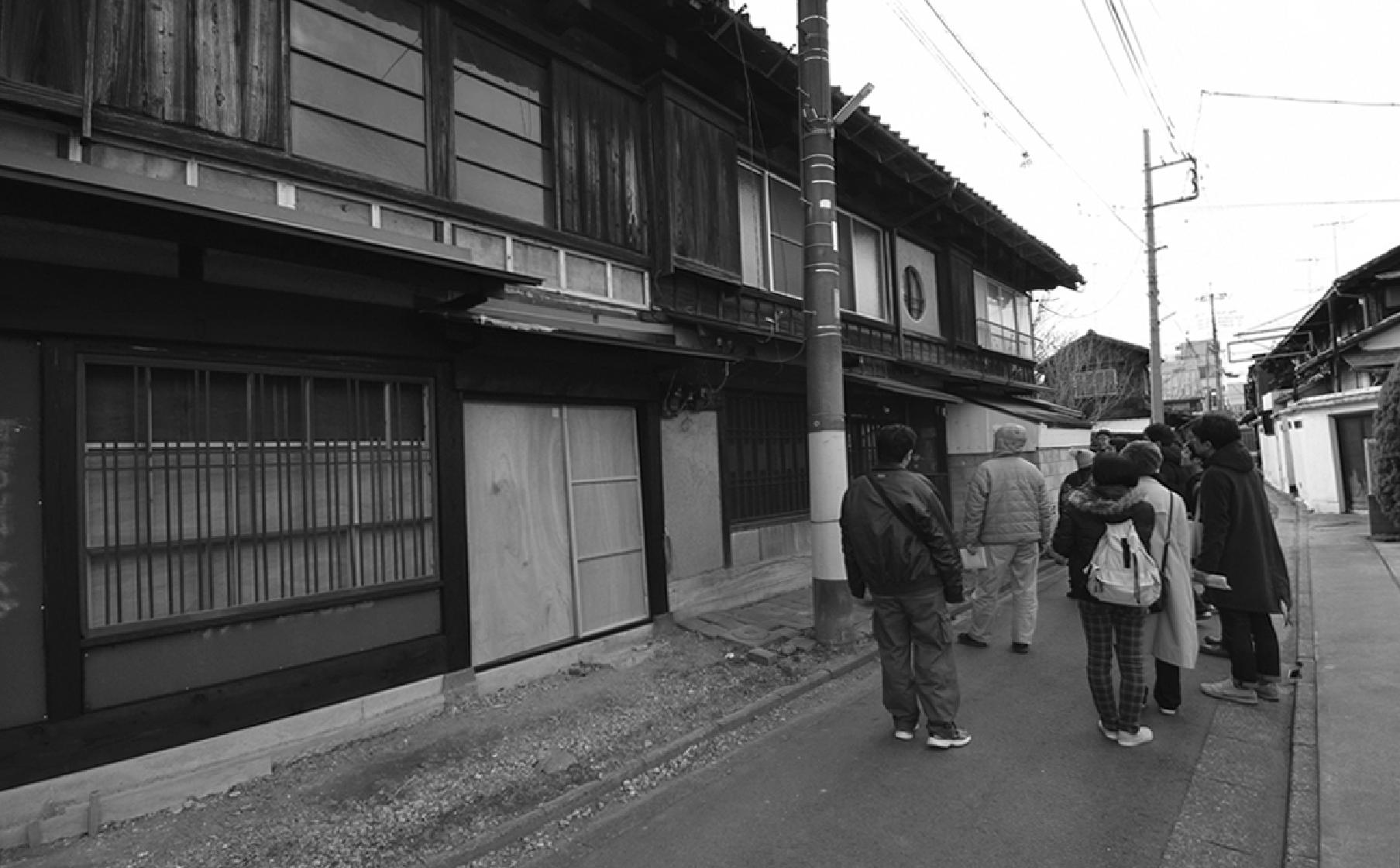 参加者は談笑しながら街歩き