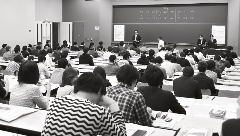 直前の試験説明に聞き入る受験者たち(東京都内の試験会場)