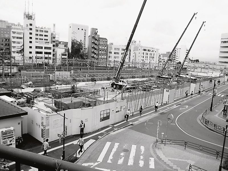 駅ビルに隣接する線路沿いで建設が進む開発地