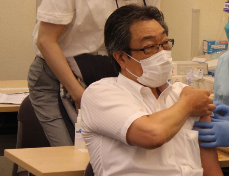 接種を受ける草間会長