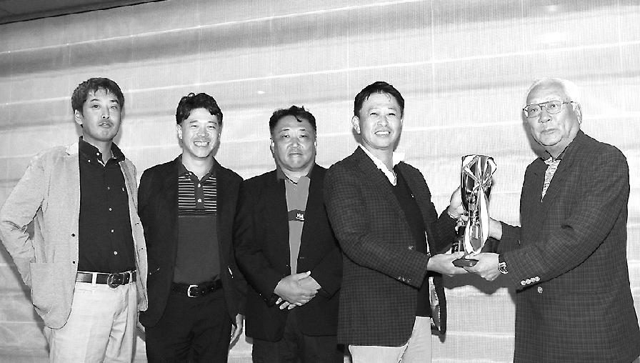 佐々野会長(右端)と優勝した大和地所レジデンスのメンバー
