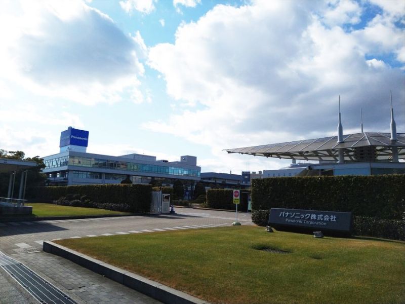 パナソニック本社。昔ほどではないが、今でも下請け企業との関係により地域経済に大きな影響力を持つ