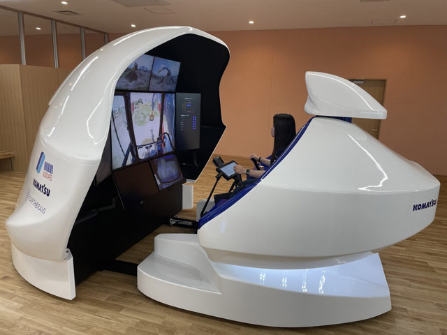コマツ・EARTHBRAIN コックピットで遠隔操作 建設機械向けに