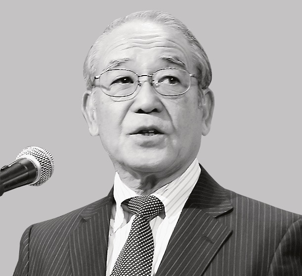 あいさつする松野理事長