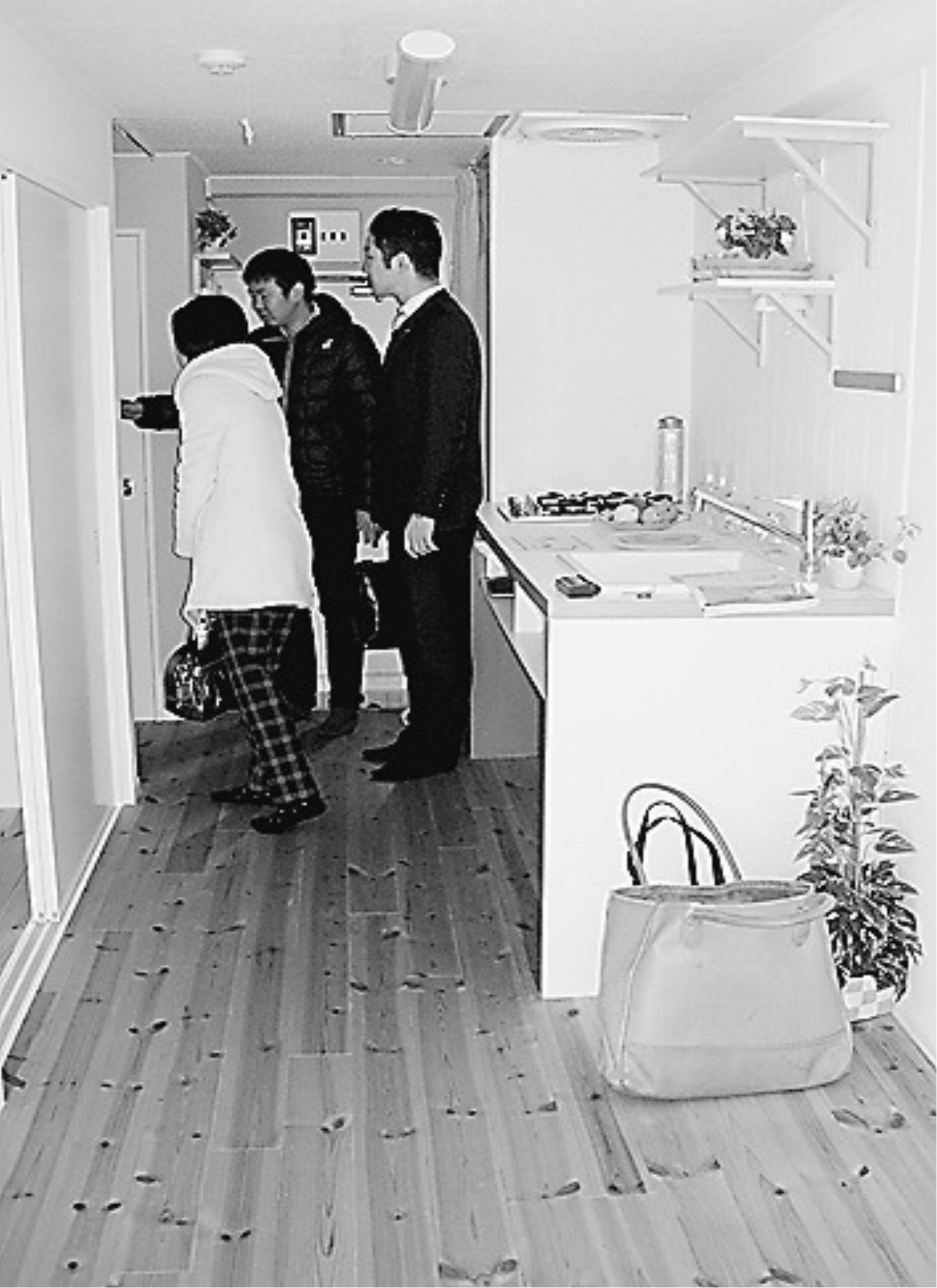 リフォームが済んだ物件の案内など不動産営業の現場には真剣なやり取りが飛び交う