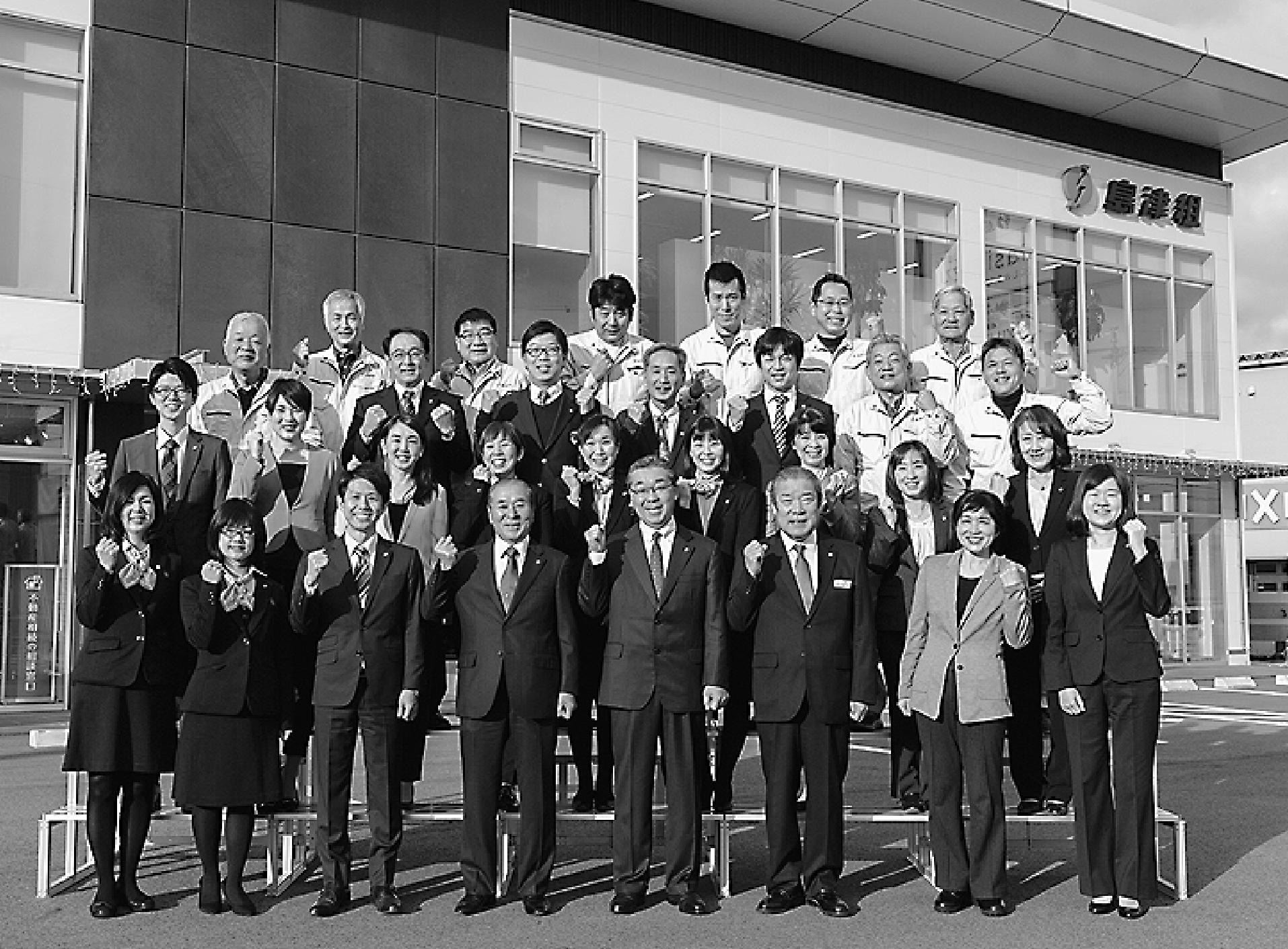 昨年移転した新社屋前で。ＬＩＸＩＬ米子ショールームの隣地という営業戦略上のメリットもある