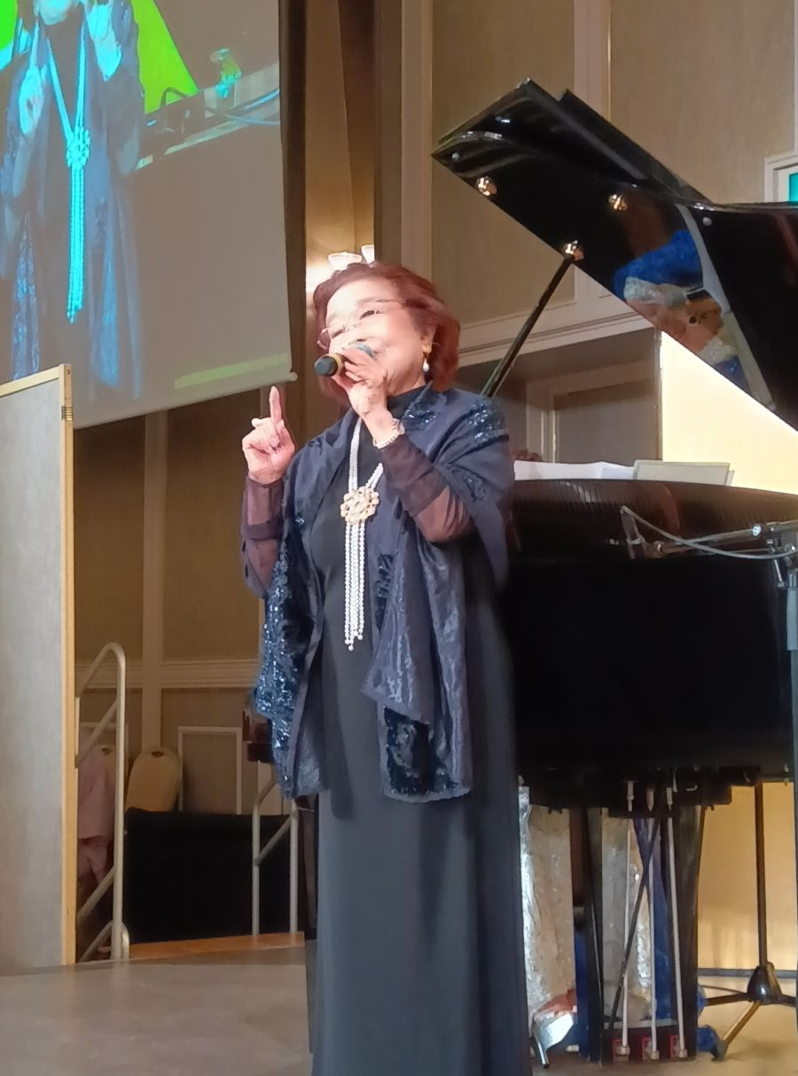 情感豊かに歌う艶子氏