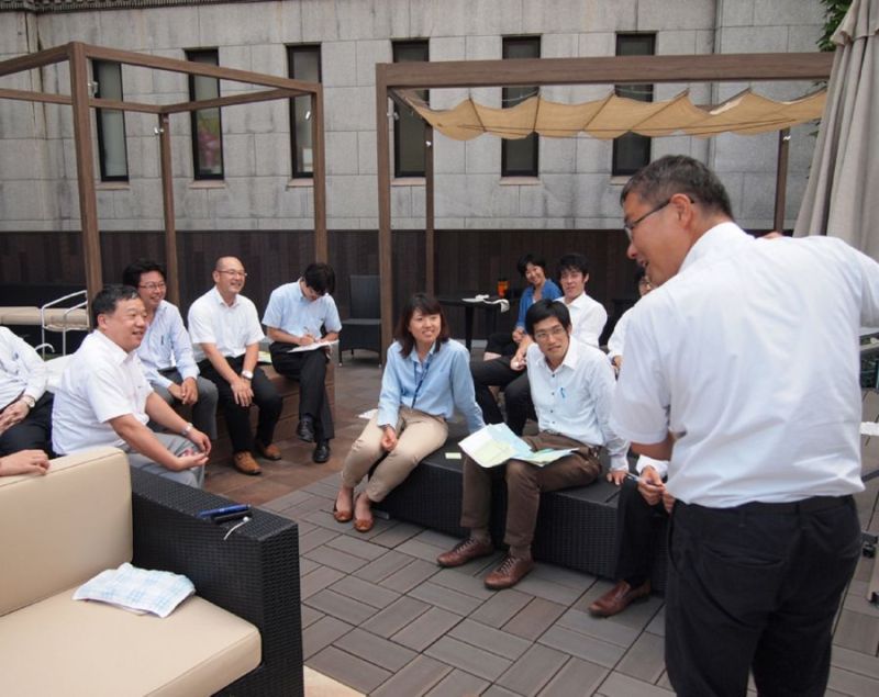 屋上で会議も