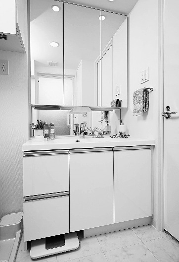 洗面化粧室。三面鏡の裏に拡大鏡を設置するなど、女性を意識して細部までこだわった