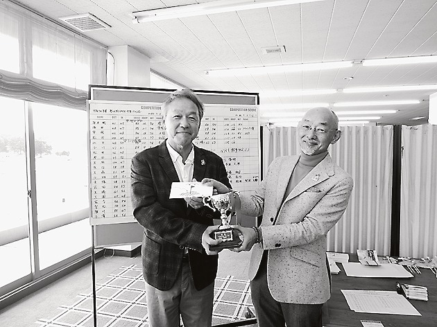 優勝した海老根氏(左)と大原会長