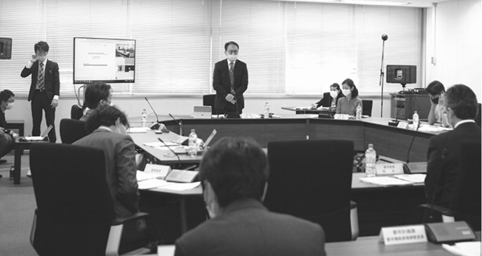 「目指すべき都市政策の議論を」と語る出口座長(写真奥中央)