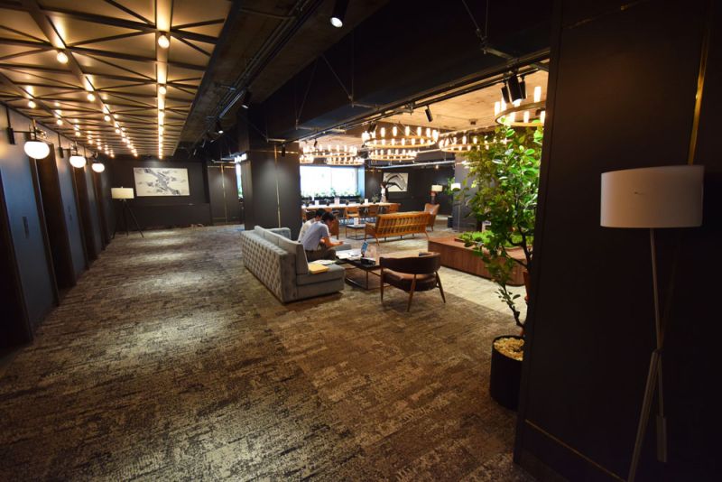 エレベーターホールを改修した「CENTER SQUARE」