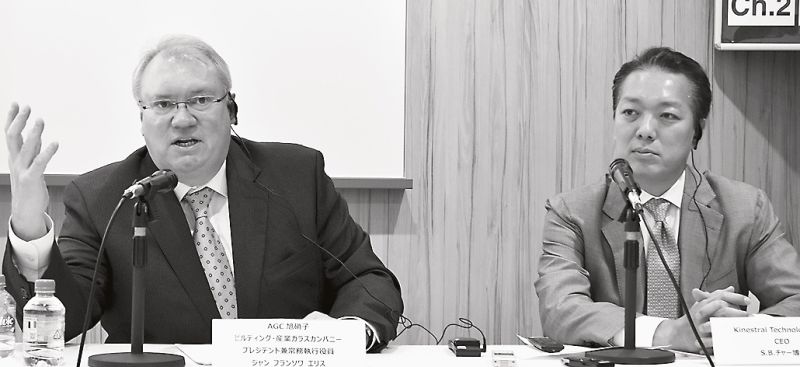 「ガラスの性能は損なわず劇的な機能を追加した」と語るエリス常務(左)とチャー社長