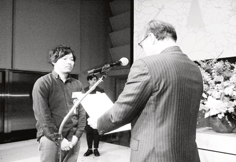 受賞者に熊切社長が表彰状を手渡す