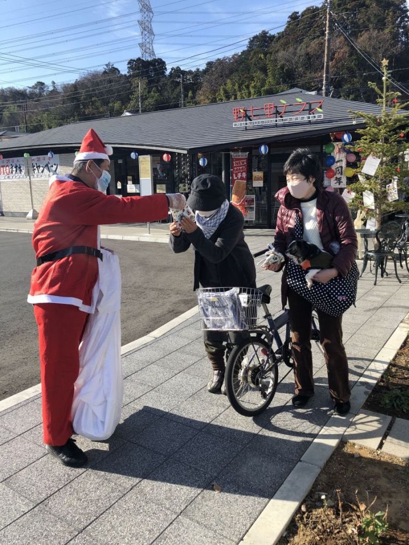 上郷ネオポリスで昨年末開催した「街まるごとクリスマス」での野七里テラス。各住戸に配布されたLEDキャンドルを門扉や庭に灯すと形での〝参加〟も多かった