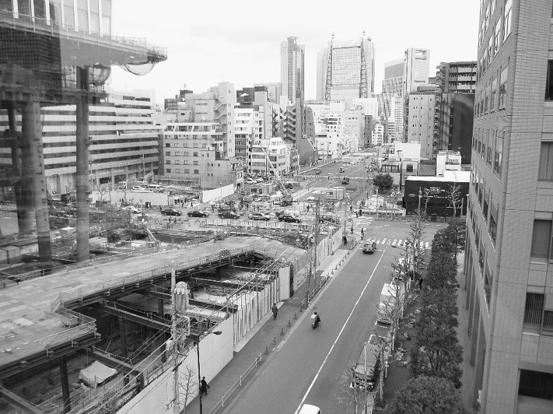 都市再生と経済活性化が期待される新たな戦略特区の検討が始まった(東京・虎ノ門の環状2号線建設現場で)