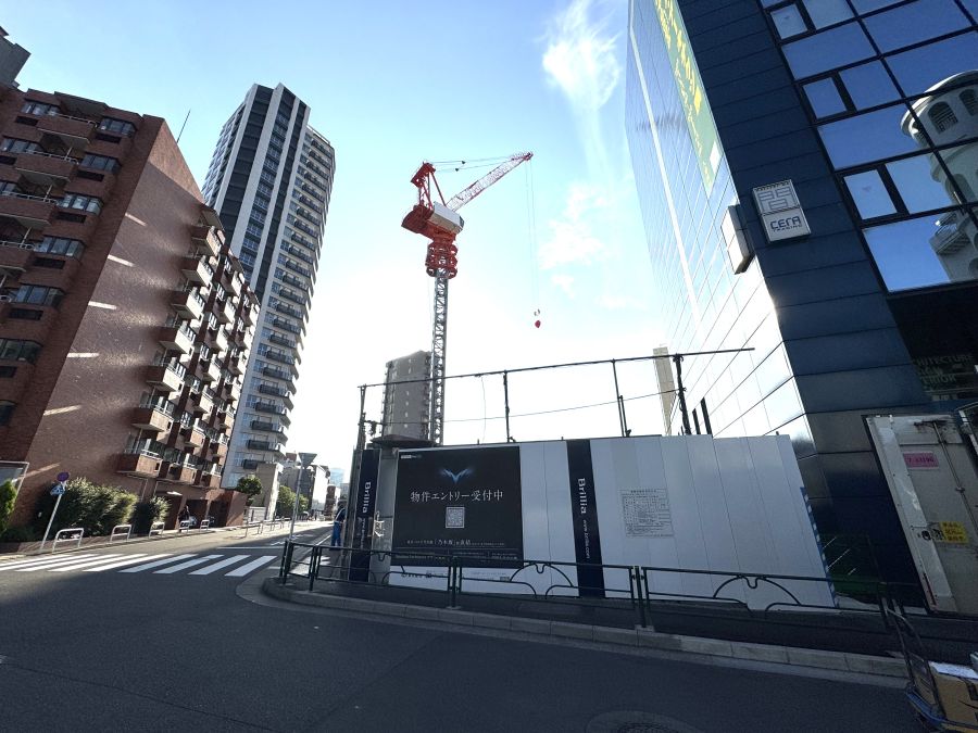 今回、日本一の人気マンションとなった「Brillia Tower 乃木坂」の建設地。六本木にも、赤坂にも、表参道にも歩いて行ける場所なのだが、喧噪(けんそう)から一歩離れた環境のよさが特徴だ。(筆者撮影)