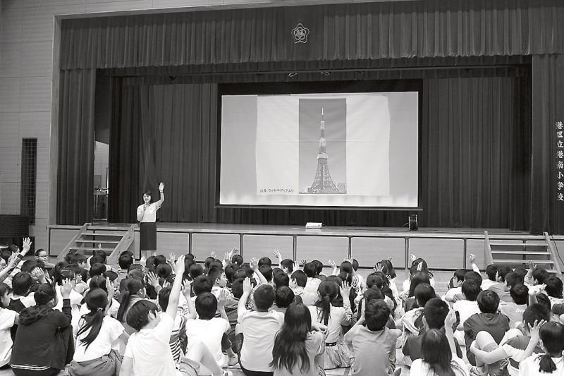 港南小学校で行われた不動産教室。木下典子・鑑定士が先生役を務めた