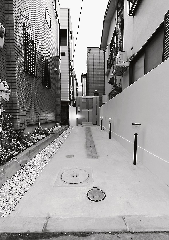 通路の先に物件がある。狭小地における有効活用を実現した