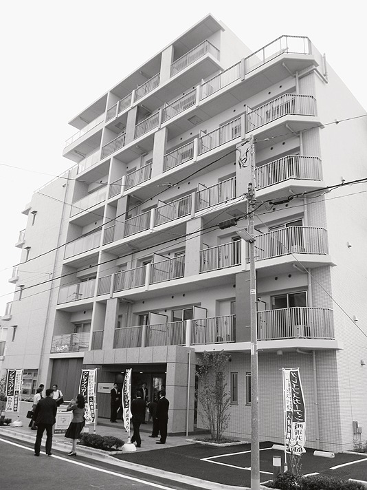 完成したばかりの建物外観