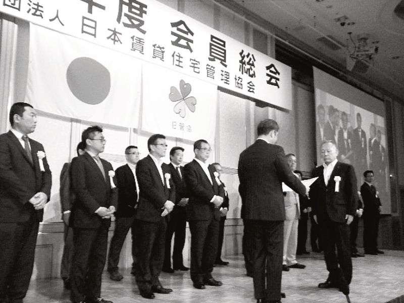 末永会長が各受賞者に表彰状を手渡した