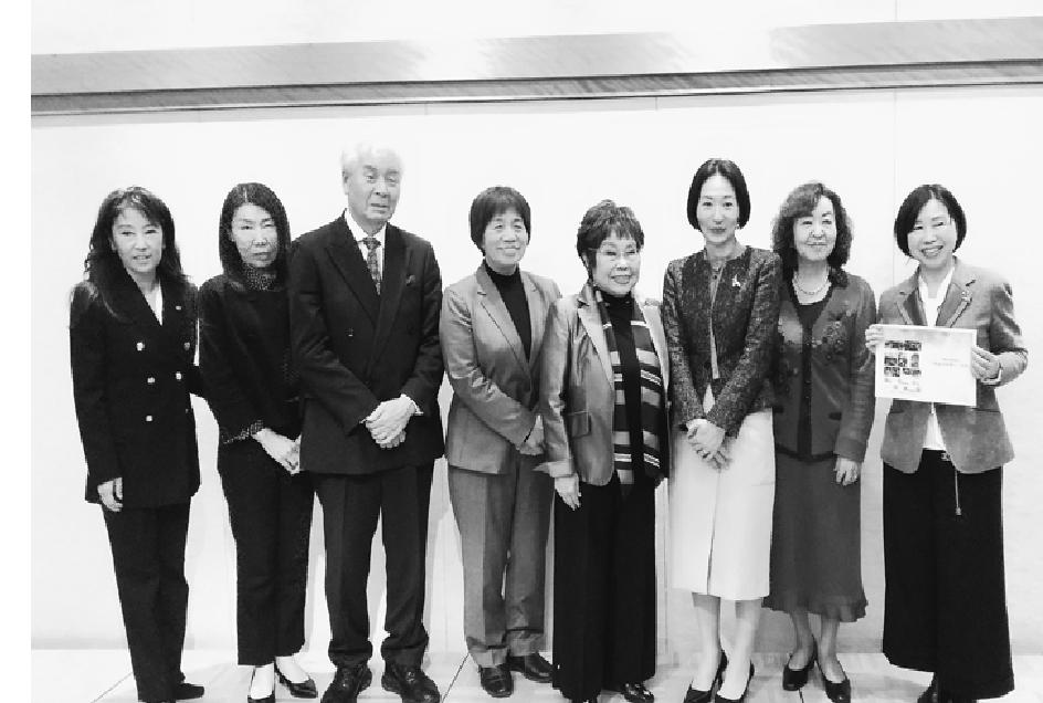 川合課長(右から3人目)と女性塾理事らとの記念撮影