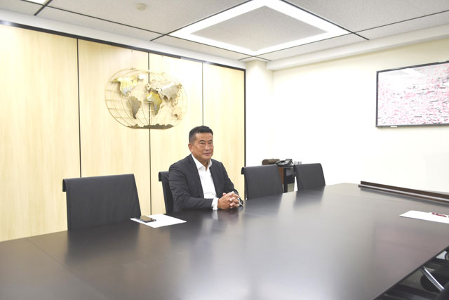 刷新した応接室を紹介する山村社長