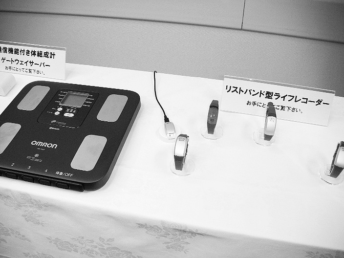 生活リズムを記録するリストバンド型レコーダーと、通信機能付きの体組成計