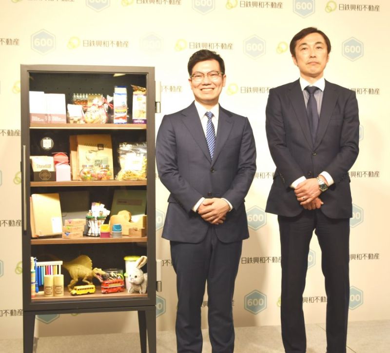 「Store600」を紹介する猪狩常務(右)と久保社長