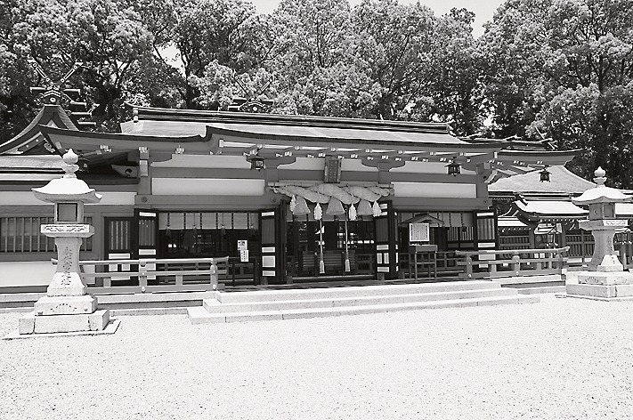 熊野三山のひとつ熊野速玉大社は、熊野川の河口付近にある