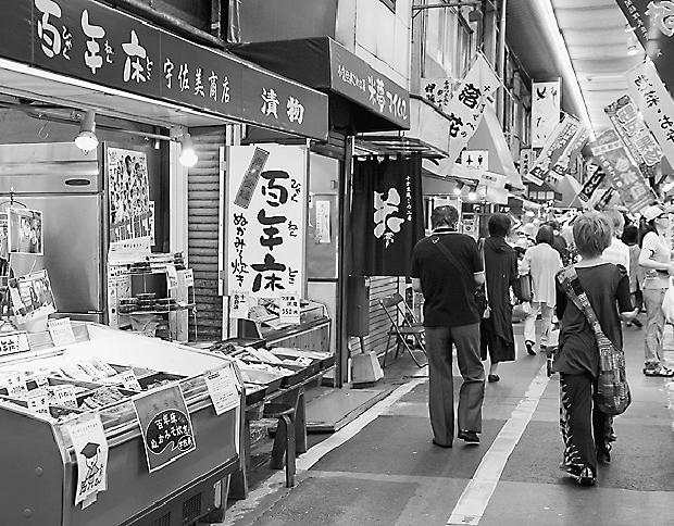 旦過市場には鮮魚を中心に120軒ほどの店舗が並ぶ