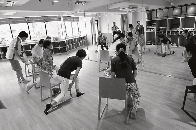 シニア向けフィットネスの風景