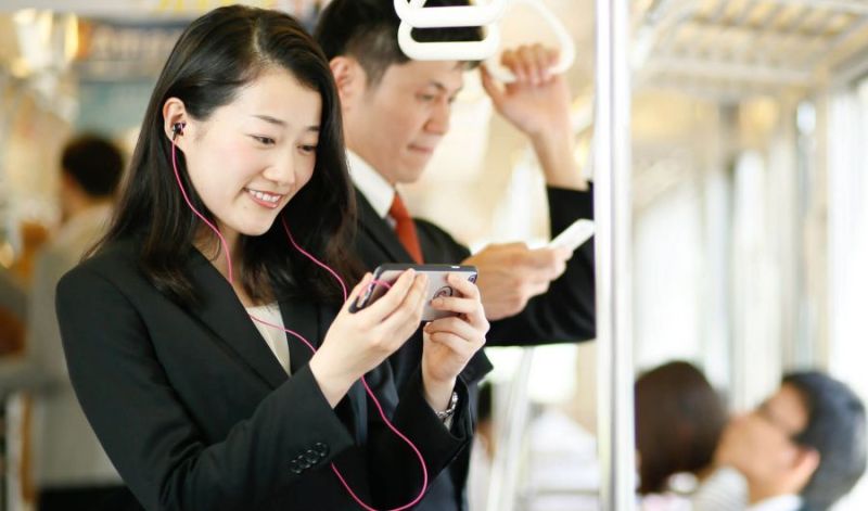 通勤時間といった隙間時間にも宅建士資格試験などを学べる「通勤講座」(写真イメージ)
