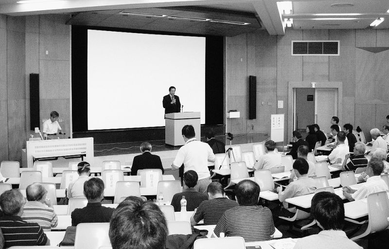 開会にあたり挨拶する安井利一明海大学長