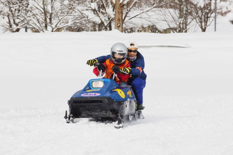 スノーモービルで、雪中のスピード感に興奮する