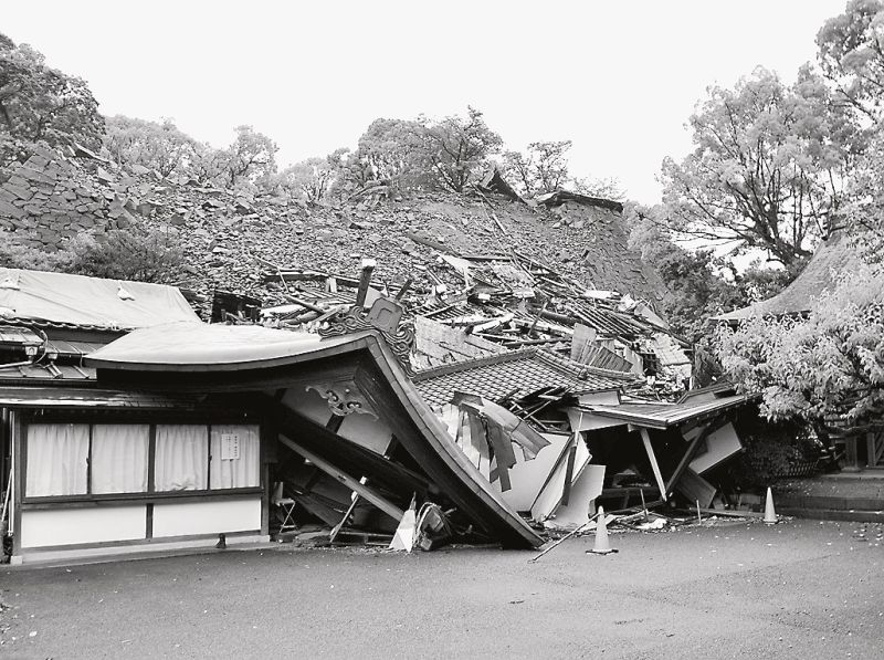 市内中心部の熊本城東側にある熊本大神宮は地震の影響で倒壊した(5月6日撮影)