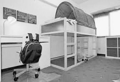 小学生男子の部屋。ベッドの下は収納スペース。丸いベッドテントで秘密基地を演出