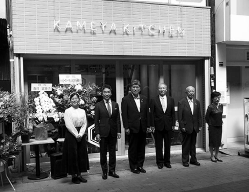 大河社長(左から2人目)、坂本区長(同3人目)らが出席し、取り組みについて語った