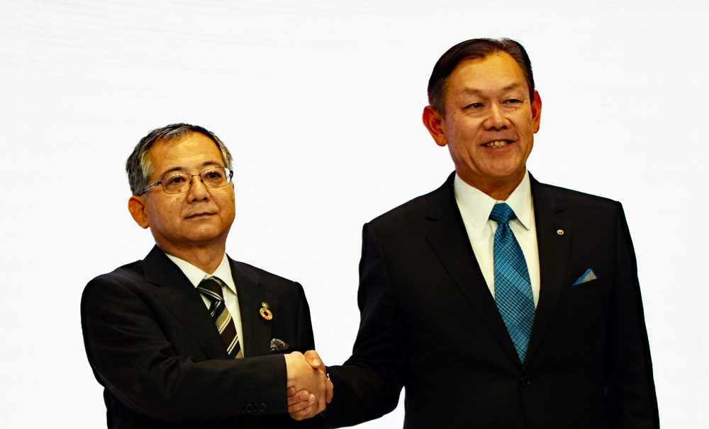 握手する植村仁・東急不動産HD副社長(左)と川添雄彦・NTT副社長
