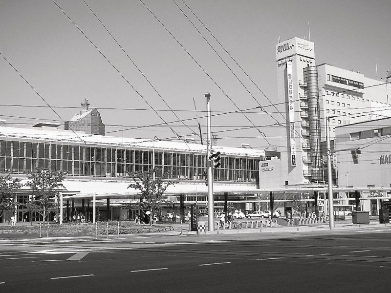 新幹線開業効果の大きい冨山駅前地区。南口正面