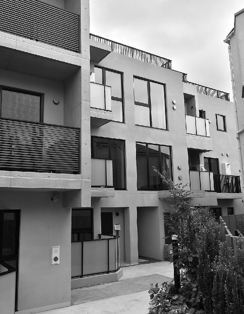 「CASA中目黒東山」外観。1階は長屋タイプ