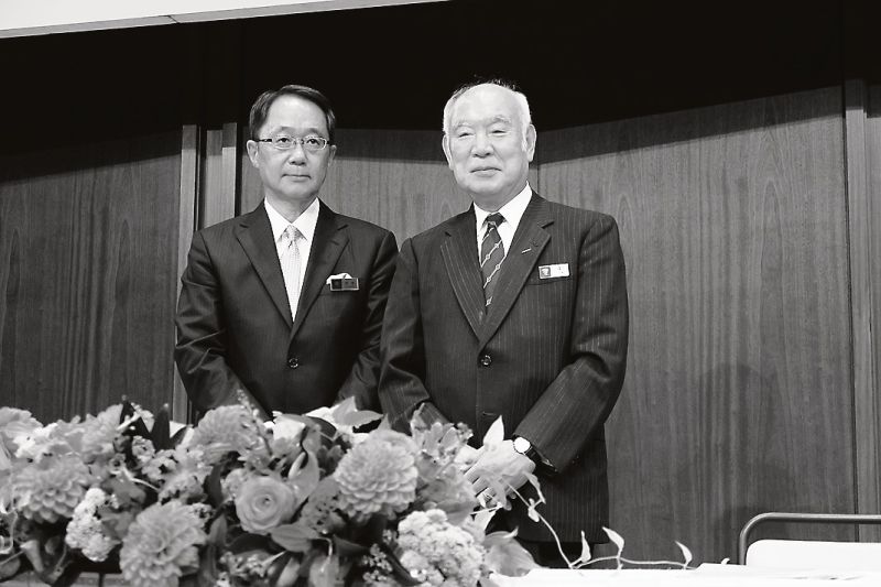 サントリーホールの堤剛館長（右）と市本徹雄総支配人