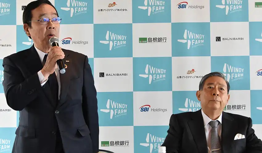 会見でプロジェクトの意気込みを語る鈴木頭取と北尾会長兼社長(右、4月18日、出雲市)