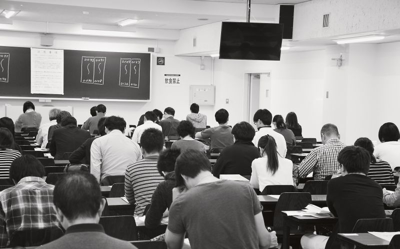 試験開始を前に緊張の面持ちで着席する受験生たち。名称が「士」へと変更された好影響からか受験者数は増加基調にある(東京都内の試験会場で)