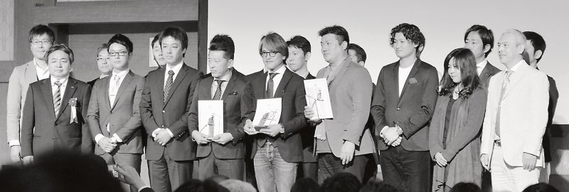 ハイアスの浜村聖一社長(前列1番左)から表彰を受けた、ロジックの吉安社長(同中央)ら受賞企業の代表者