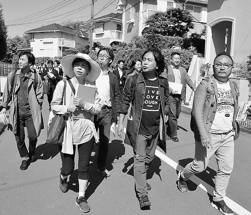 街歩きでは、横浜市金沢区の能見台の郊外住宅地を視察。60年代以降に順次開発された住宅地で、最低敷地面積などが定められ、ゆったりとした敷地に緑豊かな街並みや、空き家状況などを確認した。検討会メンバーのほか、メディア関係者など30人が参加した。