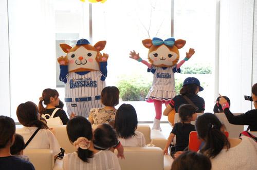 ベイスターズのマスコットによるダンスショー