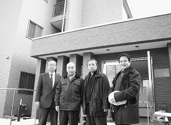 2月末に完成する防音室付きの新築物件・石神井シンフォニアル。工藤氏(一番右)、オーナー(右から2番目)、田中土建工業の鈴木氏(一番左)