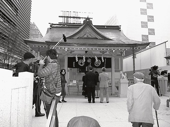 次々と参拝者が訪れる福徳神社